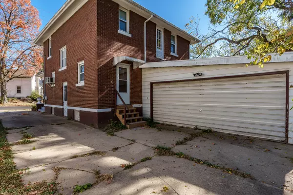 Freeport, IL 61032,806 S Oak AVE