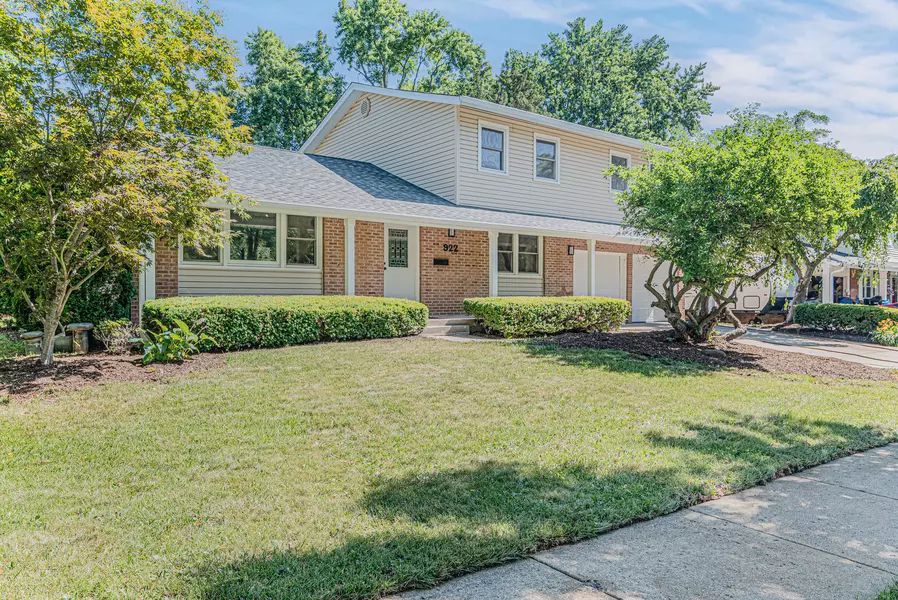 922 E Pratt DR, Palatine, IL 60074