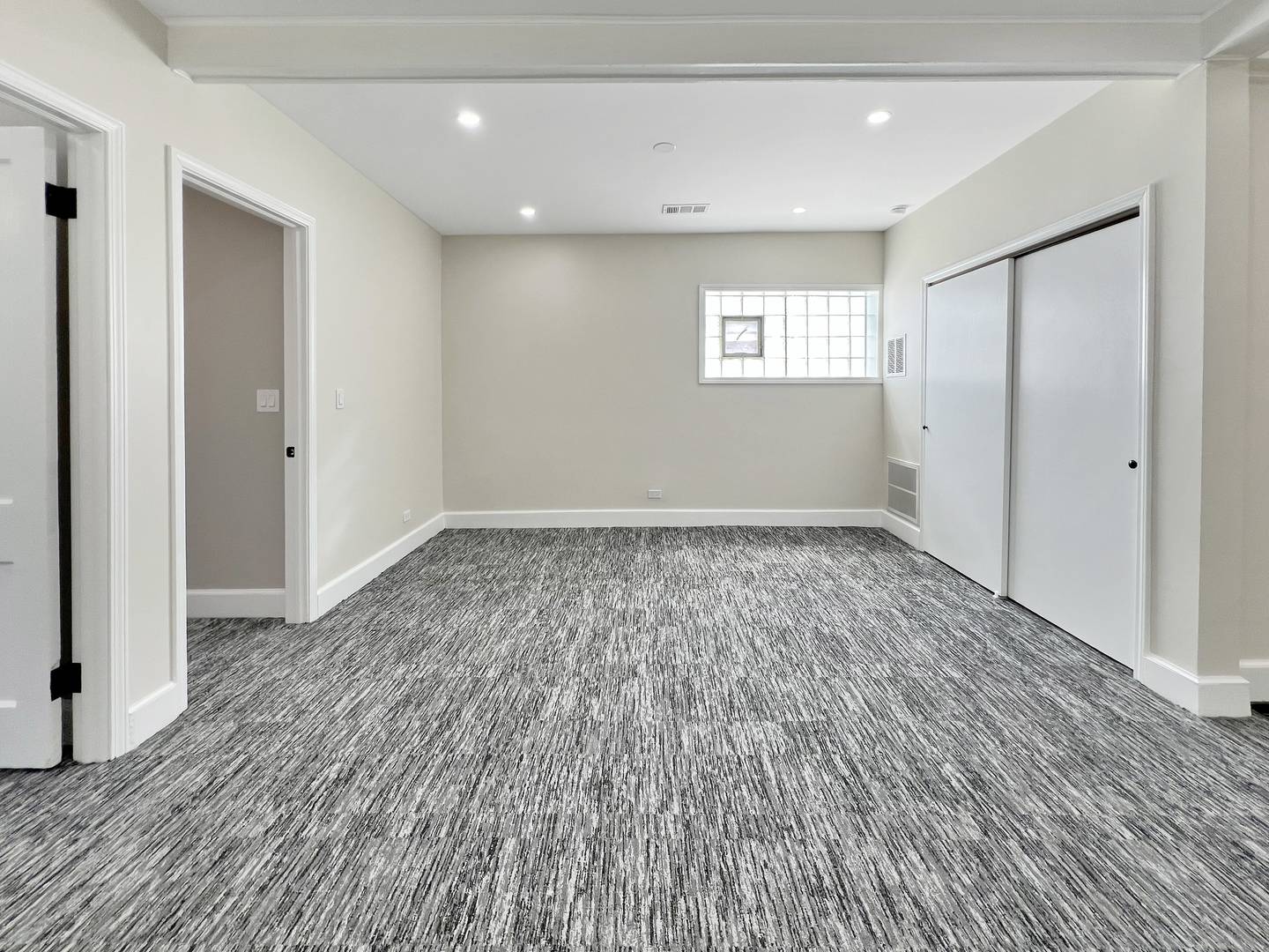 Chicago, IL 60618,3461 W Montrose AVE #2