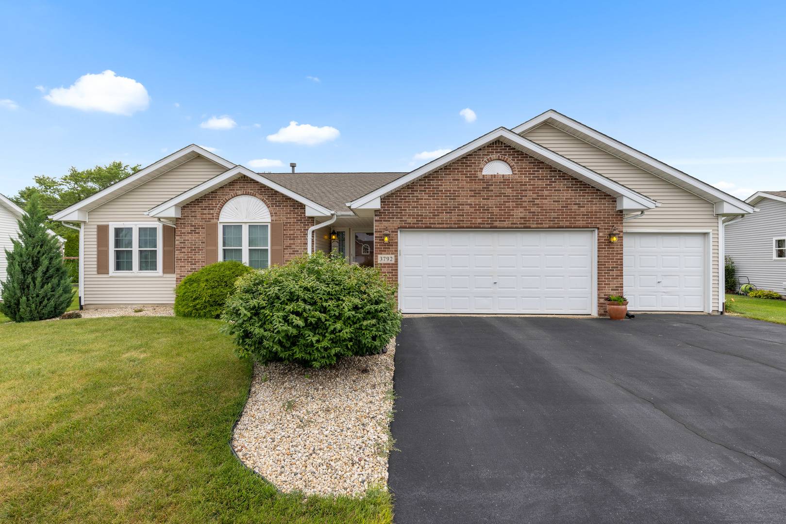 3792 FOXGLOVE LN, Winnebago, IL 61088