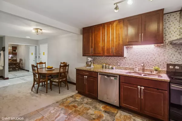 Wilmette, IL 60091,205 Ridge RD #204