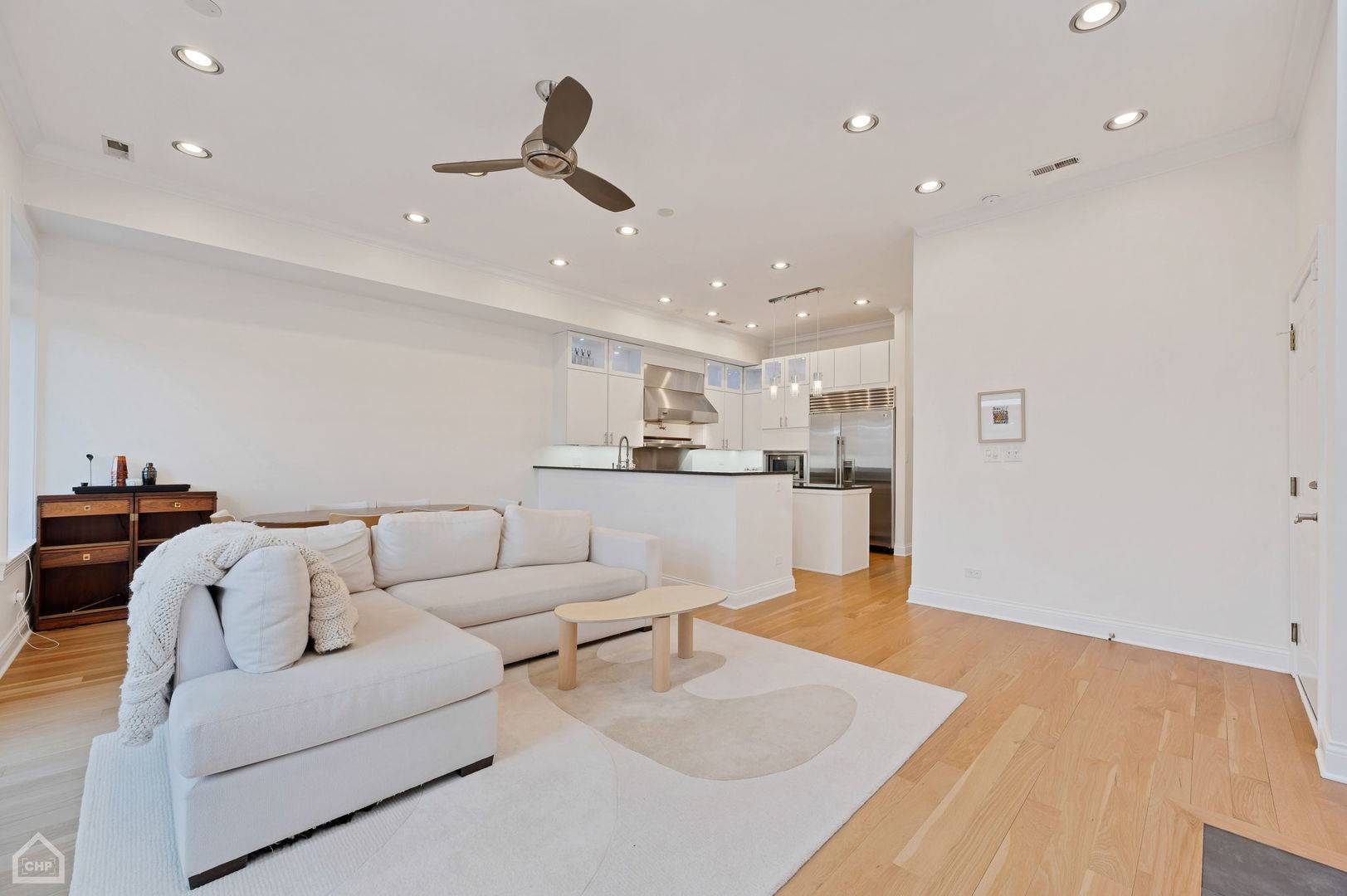 Chicago, IL 60618,2154 W Roscoe ST #2