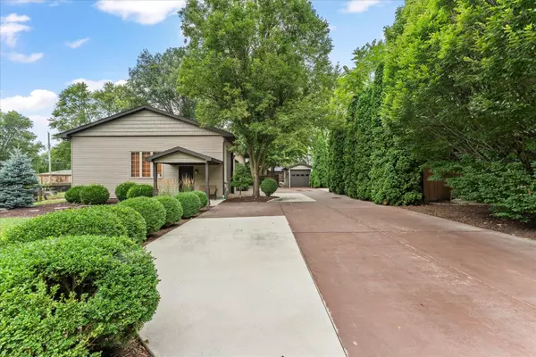 Mahomet, IL 61853,807 Center ST