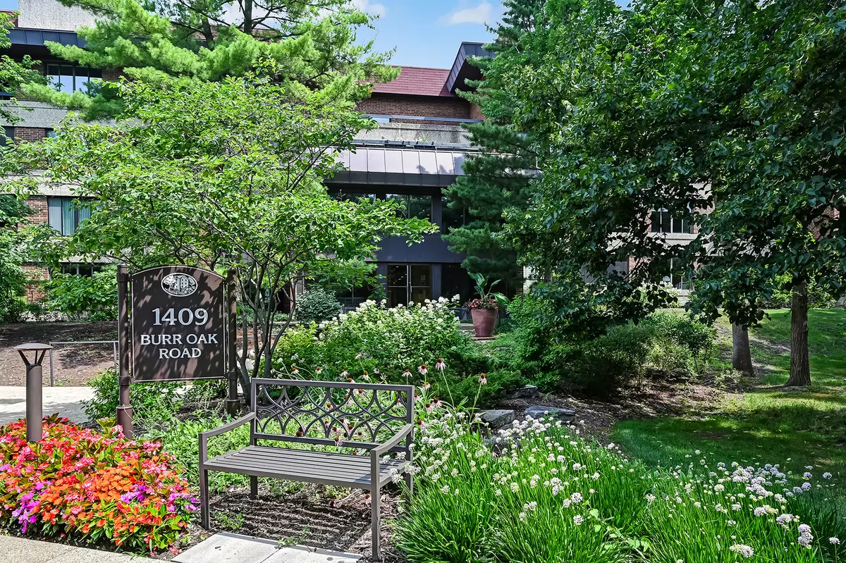 Hinsdale, IL 60521,1409 Burr Oak RD #111A