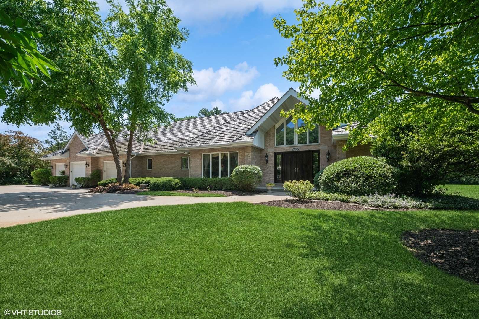 1881 Haven LN, Green Oaks, IL 60048