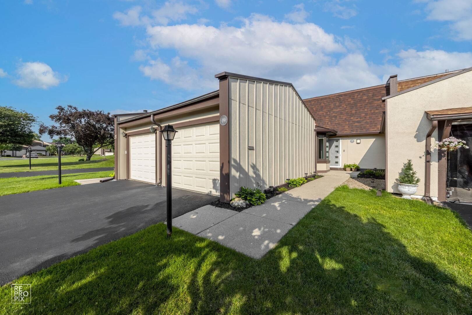 19 Westwood DR, Indian Head Park, IL 60525