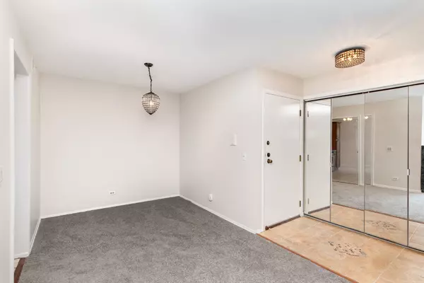 Schaumburg, IL 60193,321 Woodbury CT #D2