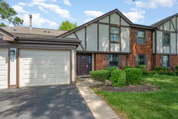 321 Woodbury CT #D2, Schaumburg, IL 60193