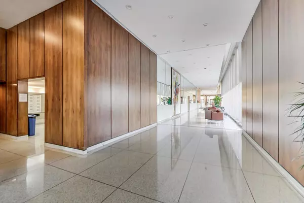 Chicago, IL 60613,3600 N LAKE SHORE DR #2204