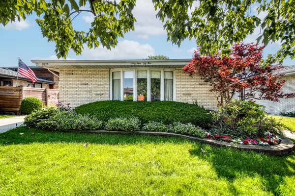 6955 N Dowagiac AVE, Chicago, IL 60646