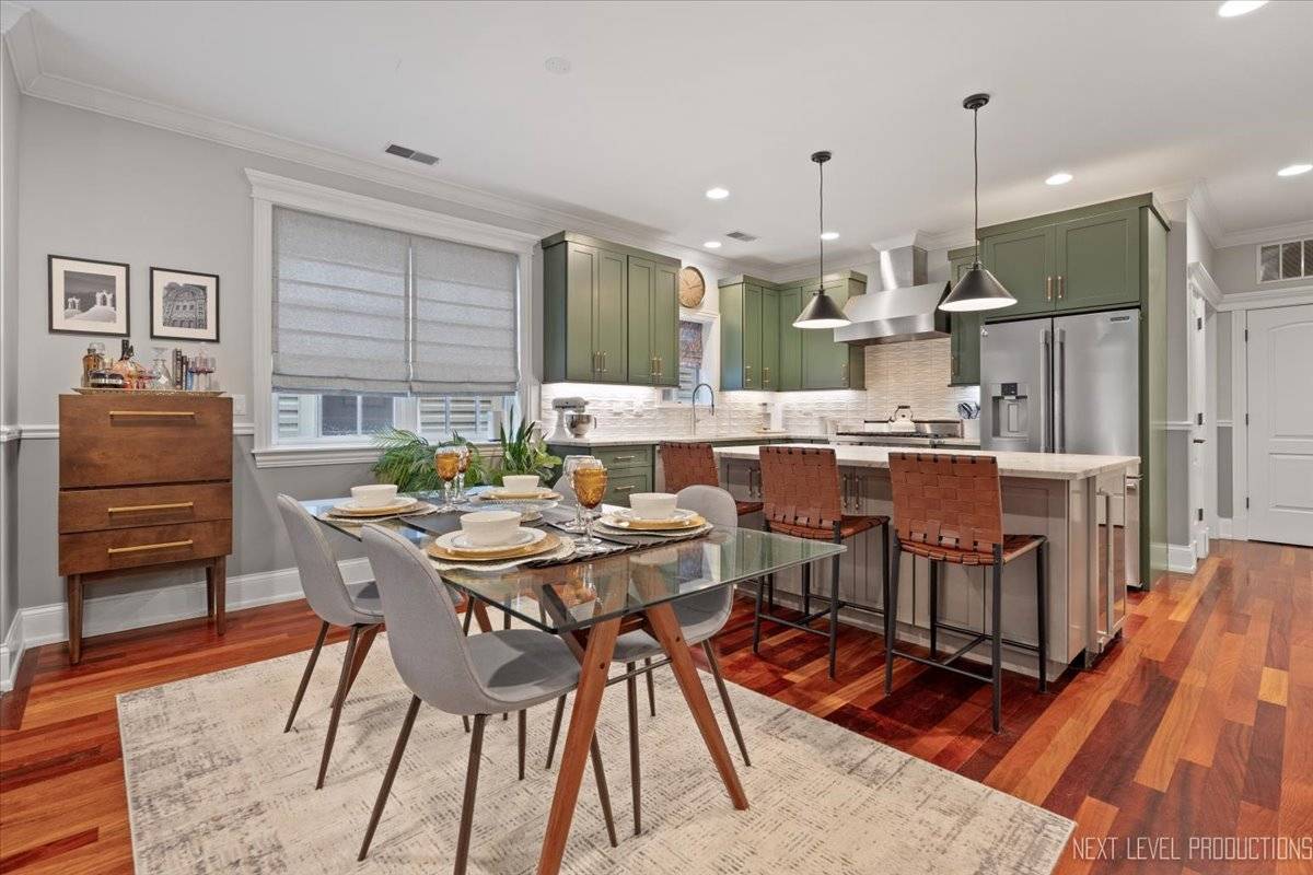 Chicago, IL 60618,2340 W Roscoe ST #2W