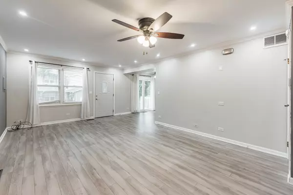 Bloomingdale, IL 60108,327 Georgetown CT #B