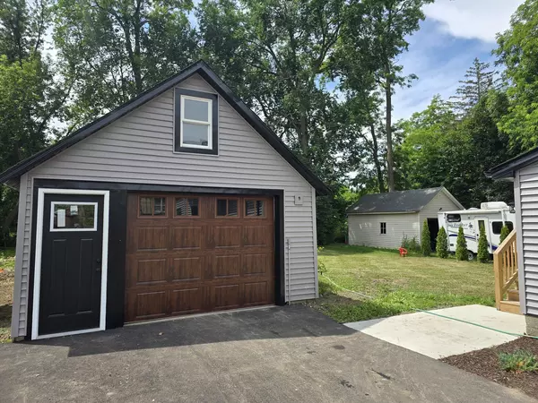 Woodstock, IL 60098,327 Lincoln AVE