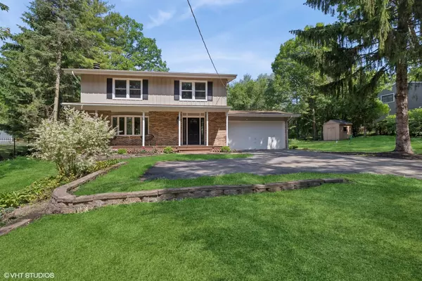 160 Forest View DR, Lake Bluff, IL 60044