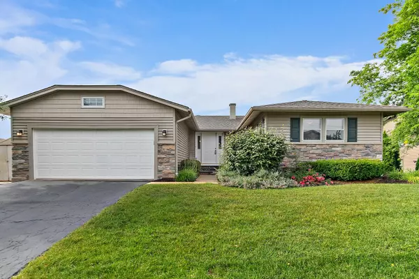 1642 Iowa DR, Elk Grove Village, IL 60007