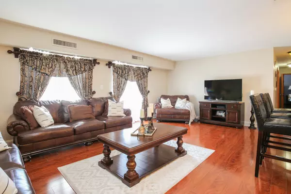 Arlington Heights, IL 60005,1415 E CENTRAL RD #219C