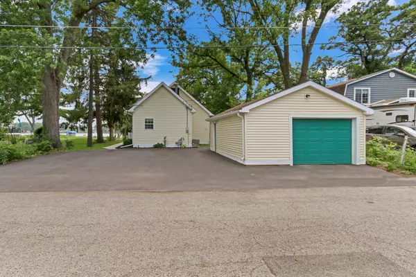 Antioch, IL 60002,41607 N Lotus AVE