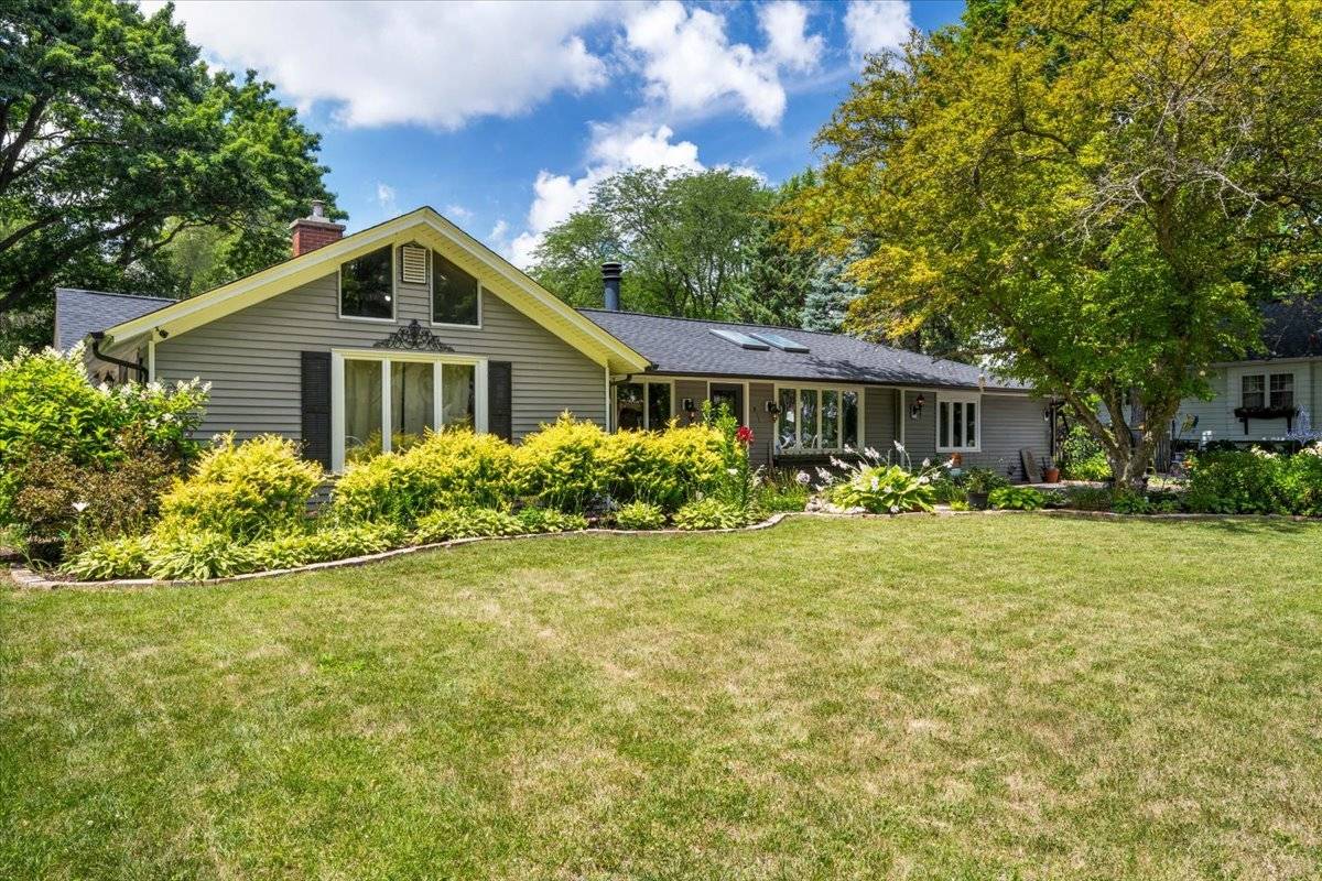 St. Charles, IL 60174,911 S 7th ST