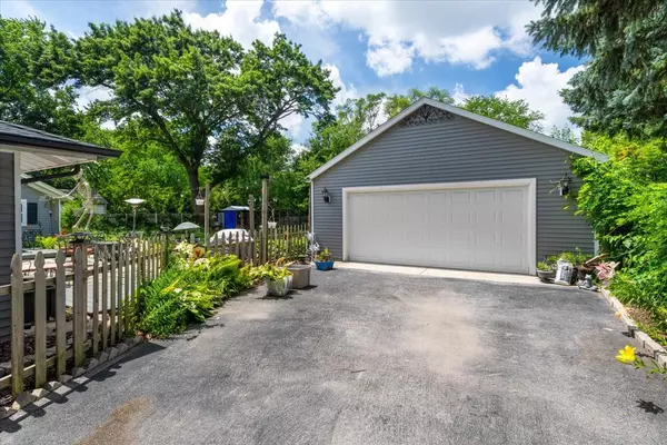 St. Charles, IL 60174,911 S 7th ST