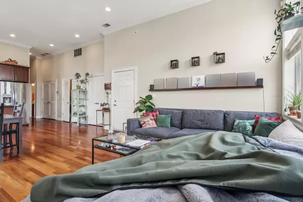 Chicago, IL 60618,3234 N California ST #3S