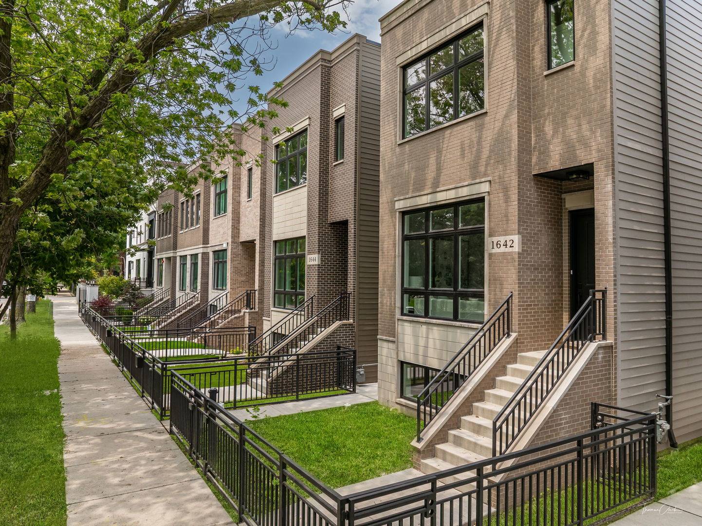 1642 W Wolfram ST, Chicago, IL 60657