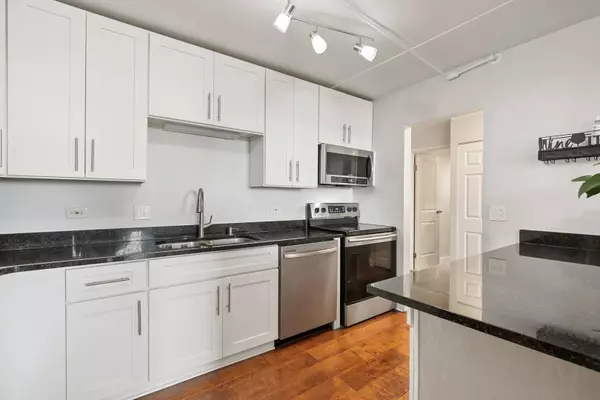 Niles, IL 60714,9737 N Fox Glen DR #5C