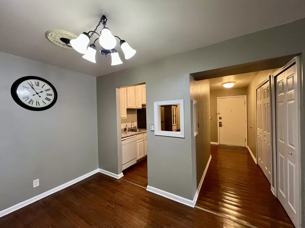 Aurora, IL 60505,1875 TALL OAKS DR #2408