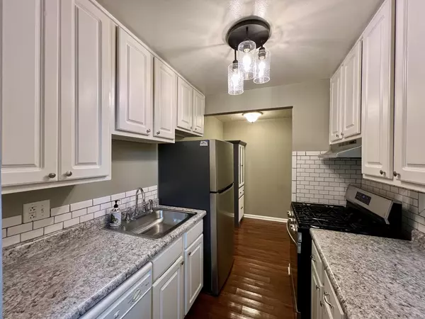Aurora, IL 60505,1875 TALL OAKS DR #2408