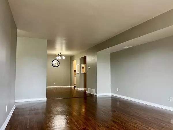 Aurora, IL 60505,1875 TALL OAKS DR #2408