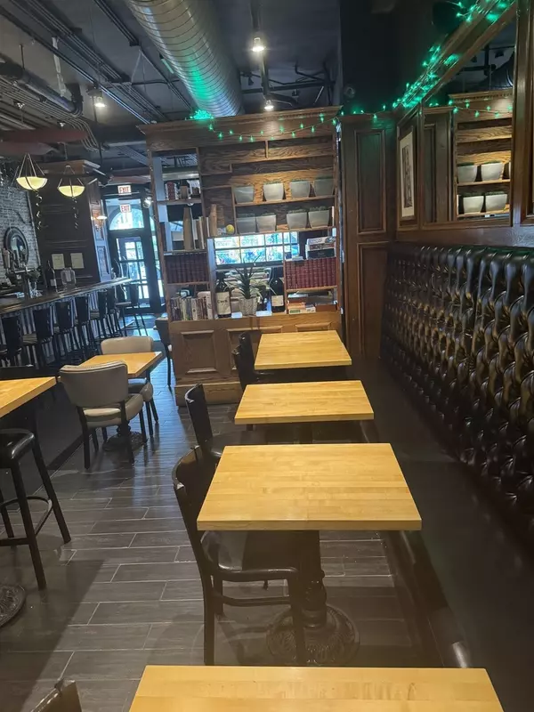 Chicago, IL 60613,844 W Montrose AVE