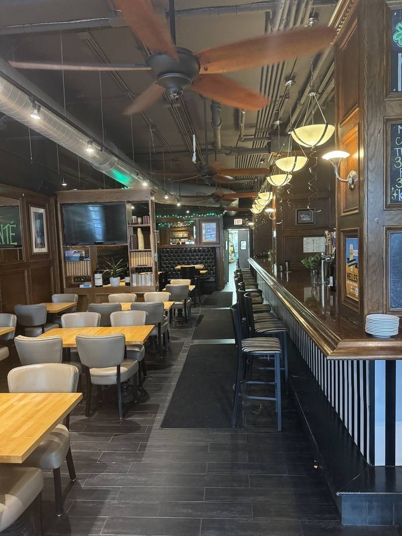 Chicago, IL 60613,844 W Montrose AVE