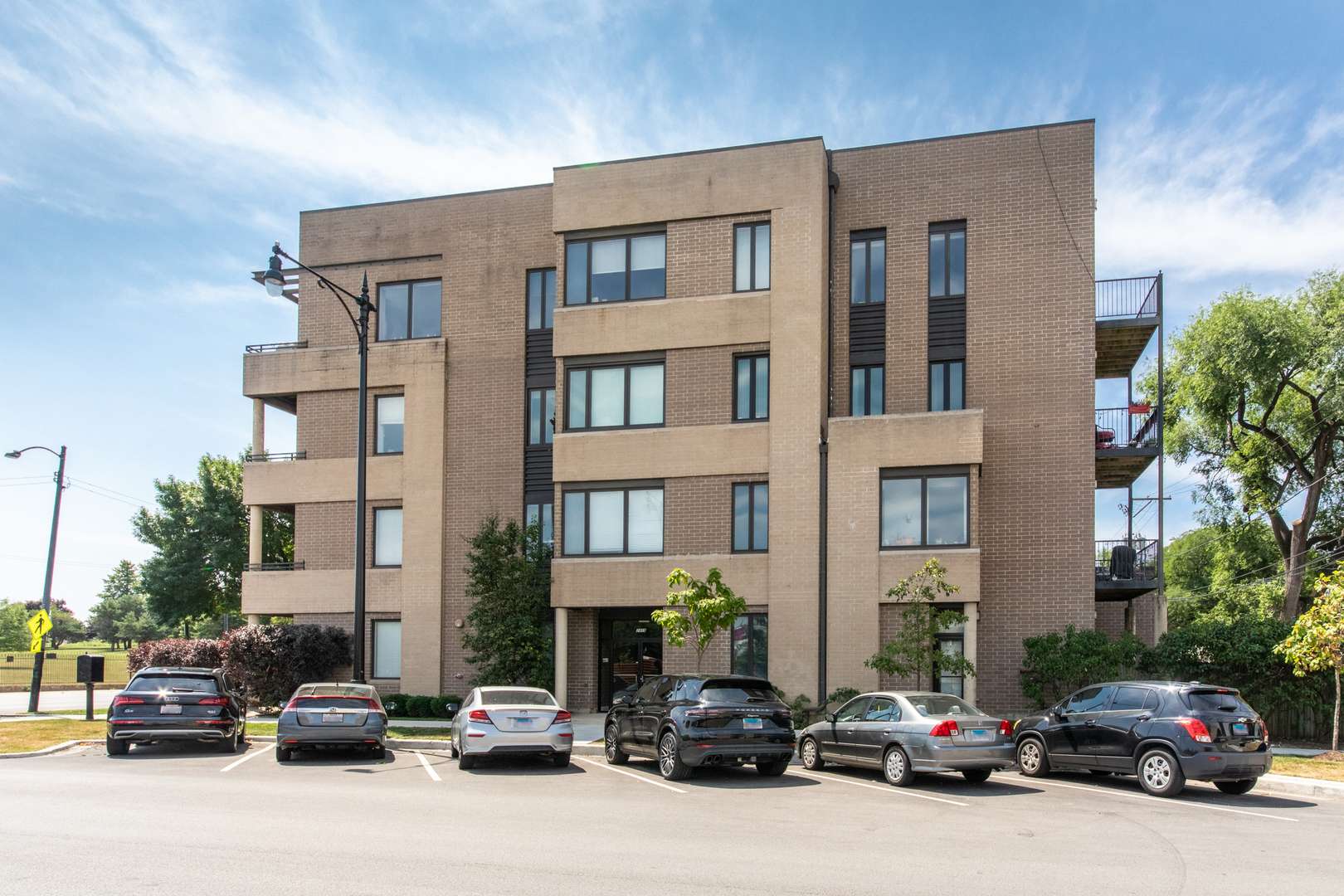 Chicago, IL 60625,2409 W Catalpa AVE #307