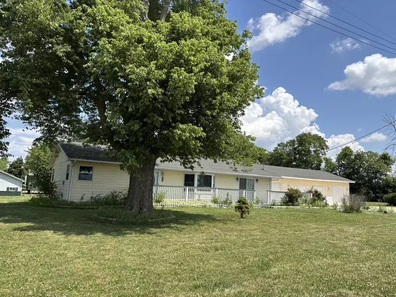 3667 ARTHESIA ST E, Armstrong, IL 61812