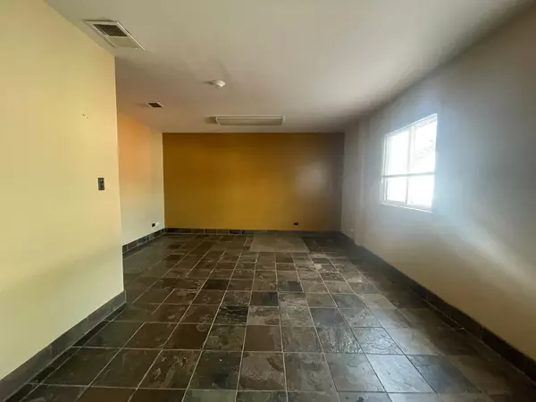Highland Park, IL 60035,580 ROGER WILLIAMS AVE #24