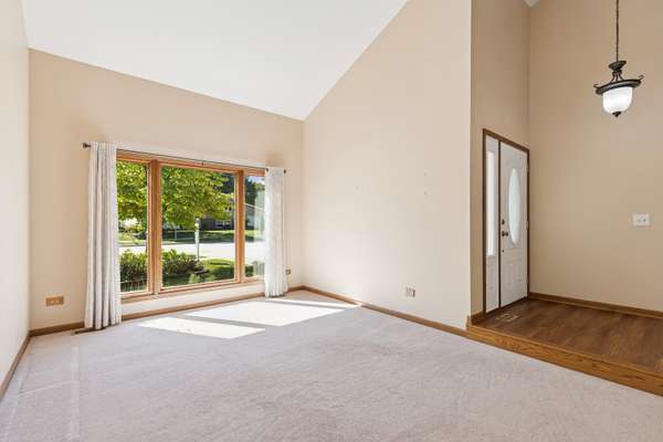 Gurnee, IL 60031,4176 Blackstone AVE