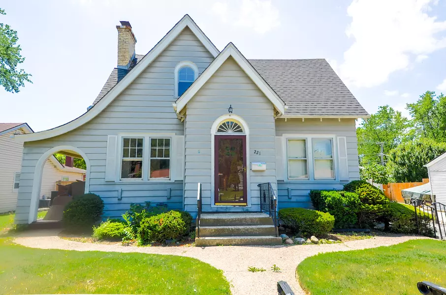 221 W Courtland ST, Mundelein, IL 60060