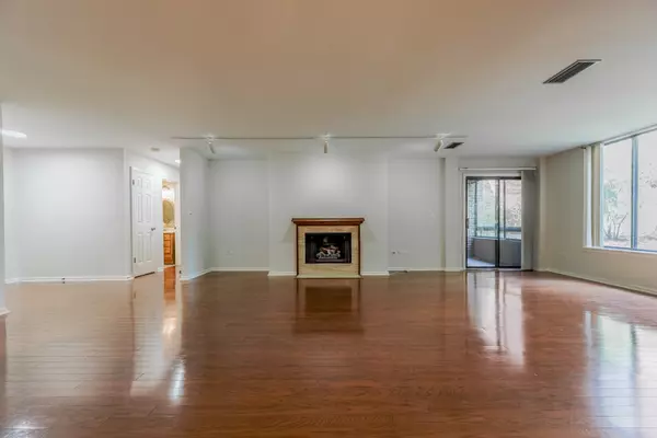 Hinsdale, IL 60521,1401 Burr Oak RD #108B