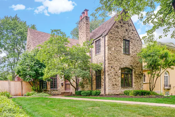 2014 W Hopkins PL, Chicago, IL 60643