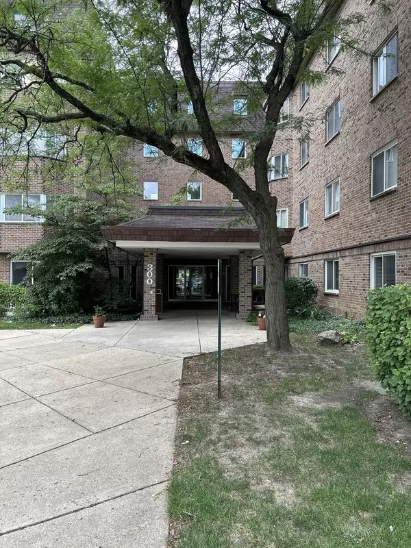 Schaumburg, IL 60193,300 Roselle RD #419
