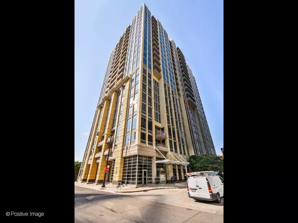 700 N Larrabee ST #2008, Chicago, IL 60654