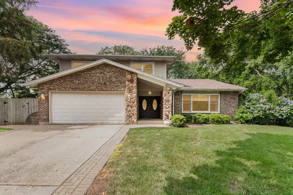 5 Swan CIR, Bolingbrook, IL 60440