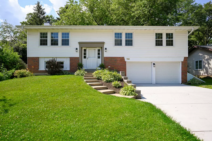 21W745 Glen Valley DR, Glen Ellyn, IL 60137