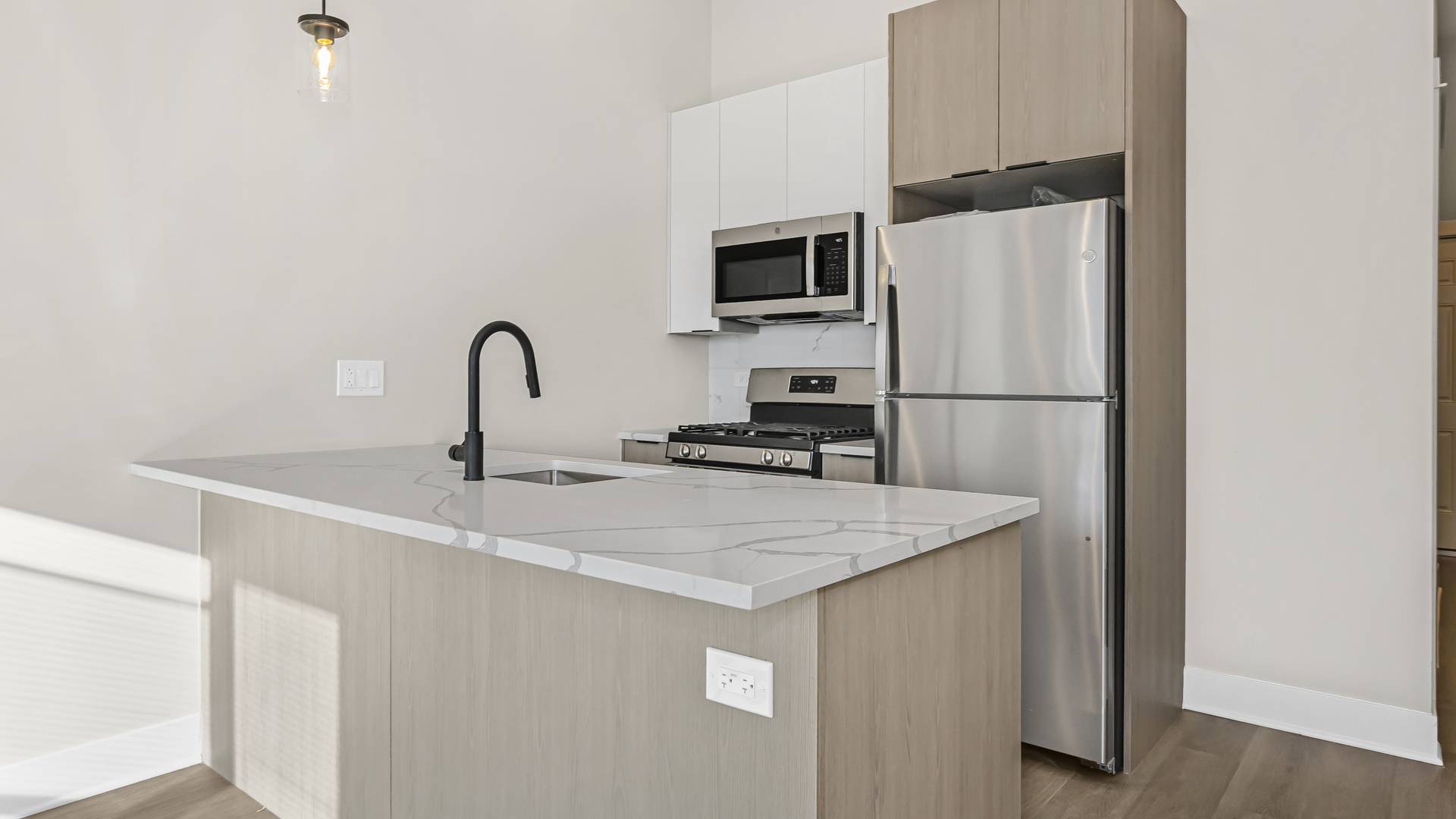 Chicago, IL 60640,4533 N Clark ST #310