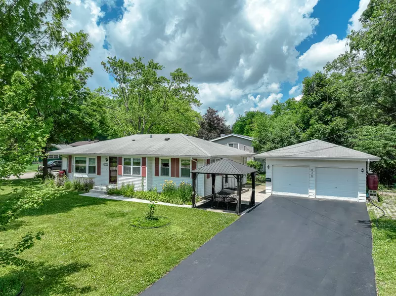 630 Stewart AVE, Woodstock, IL 60098