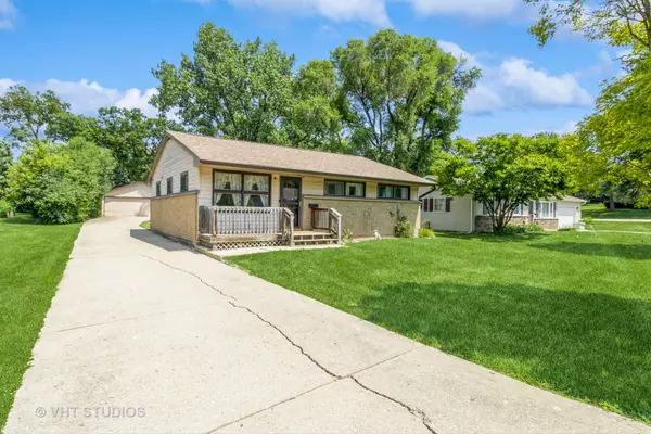 170 Old Farm LN, Carpentersville, IL 60110