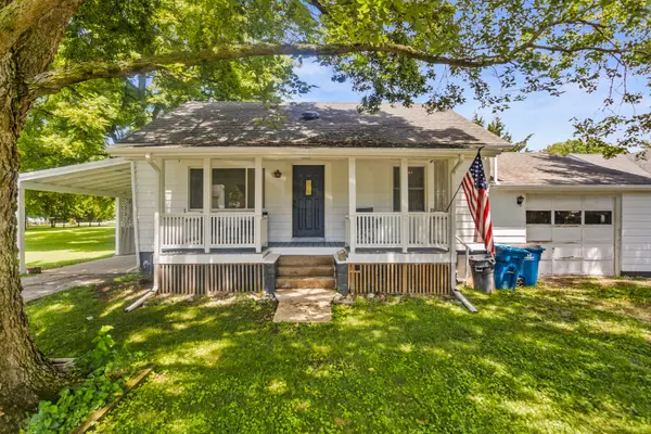 718 W Bristow ST, Monticello, IL 61856