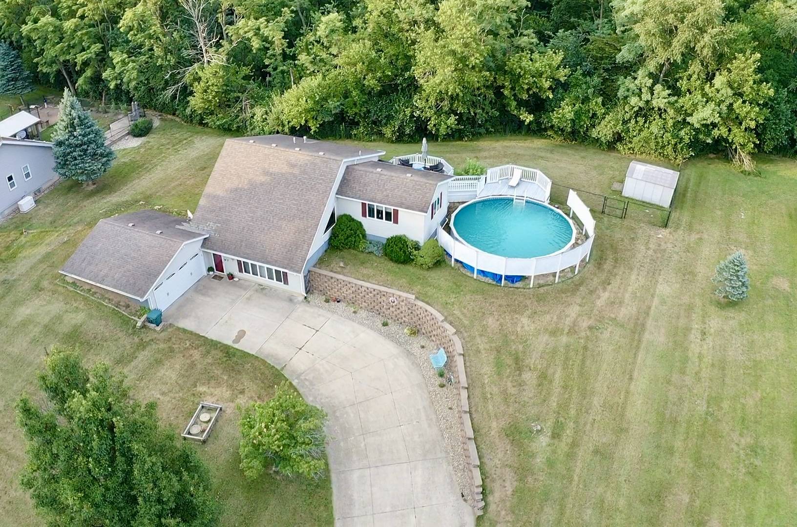 4100 Valley DR, Clinton, IL 61727