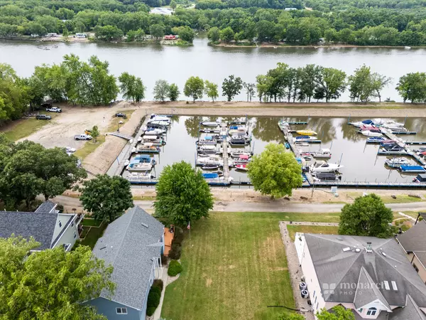 100 Hillsman LN, Seneca, IL 61360