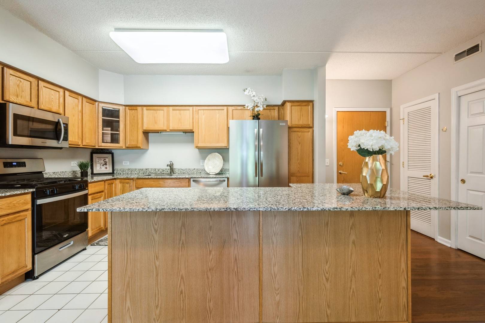 Libertyville, IL 60048,1479 N Milwaukee AVE #203