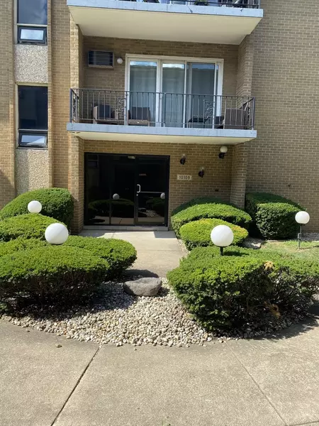 10109 S Cicero AVE #206, Oak Lawn, IL 60453